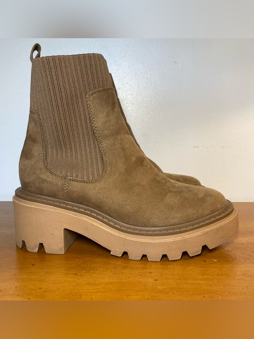 Universal Thread Women’s 7 Chelsea Ankle Boots Lug Sole Brown Tan Booties Chunky